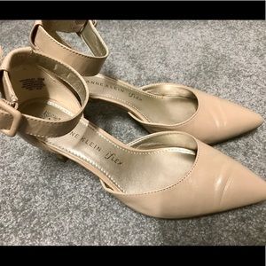 Anne Klein Fabulist taupe kitten heels size 6.5